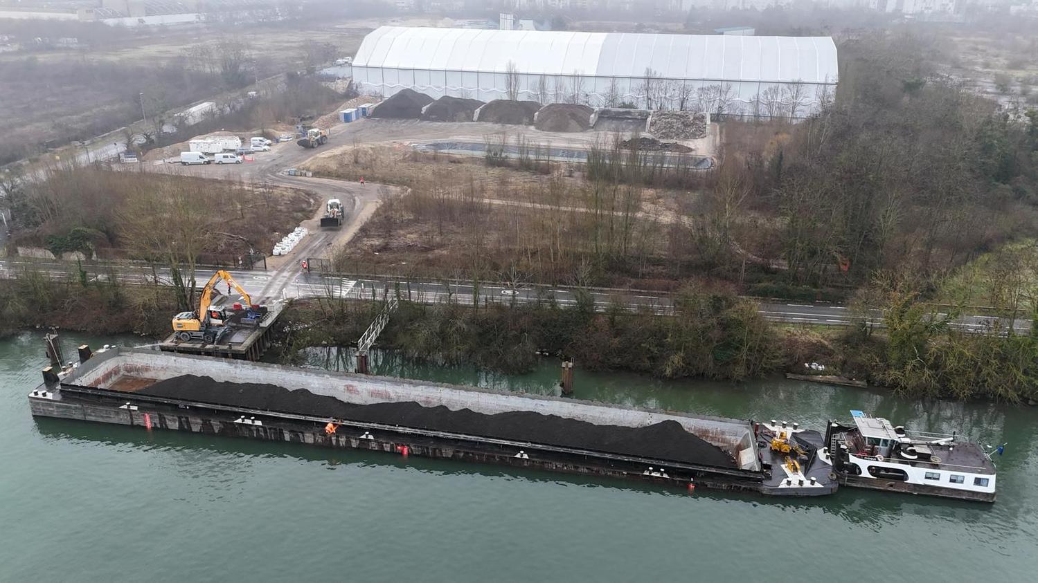 La zone de gestion des terres excavées du chantier du pôle gare de Melun, avec en haut de l'image les bacs de tris et en bas les bateaux par lesquels elles sont ensuite évacuées pour être revalorisées.